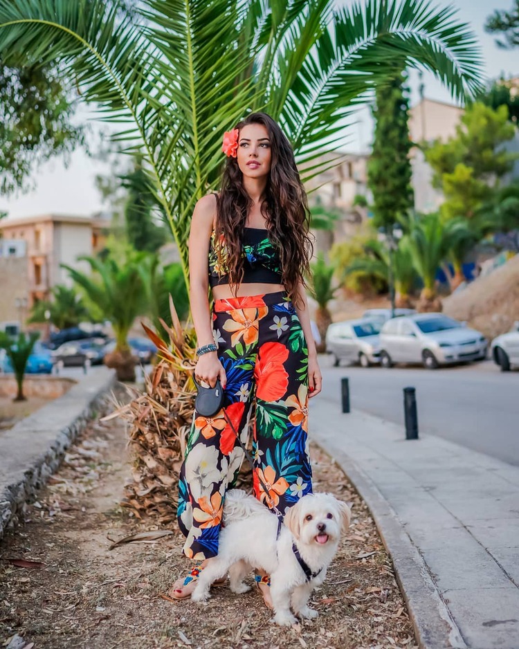 pantalon large à motifs floraux à associer avec des crop tops de votre choix