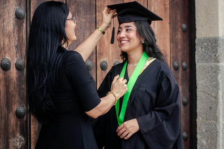 Que porte une mère à une remise de diplôme
