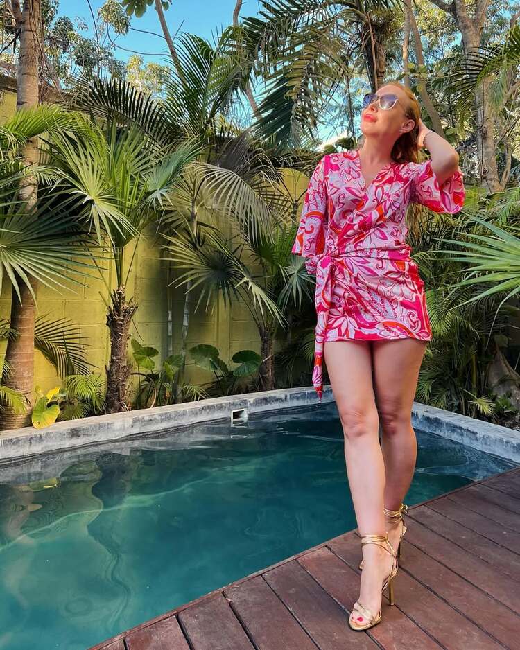 robe courte portefeuille déclinée en rose un outfit frais pour les journées chaudes