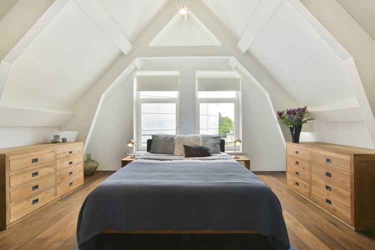 Un aménagement réussi sous les combles en style minimaliste