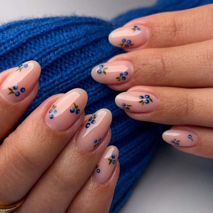 un effet nature chic grâce à la base nude et aux myrtilles