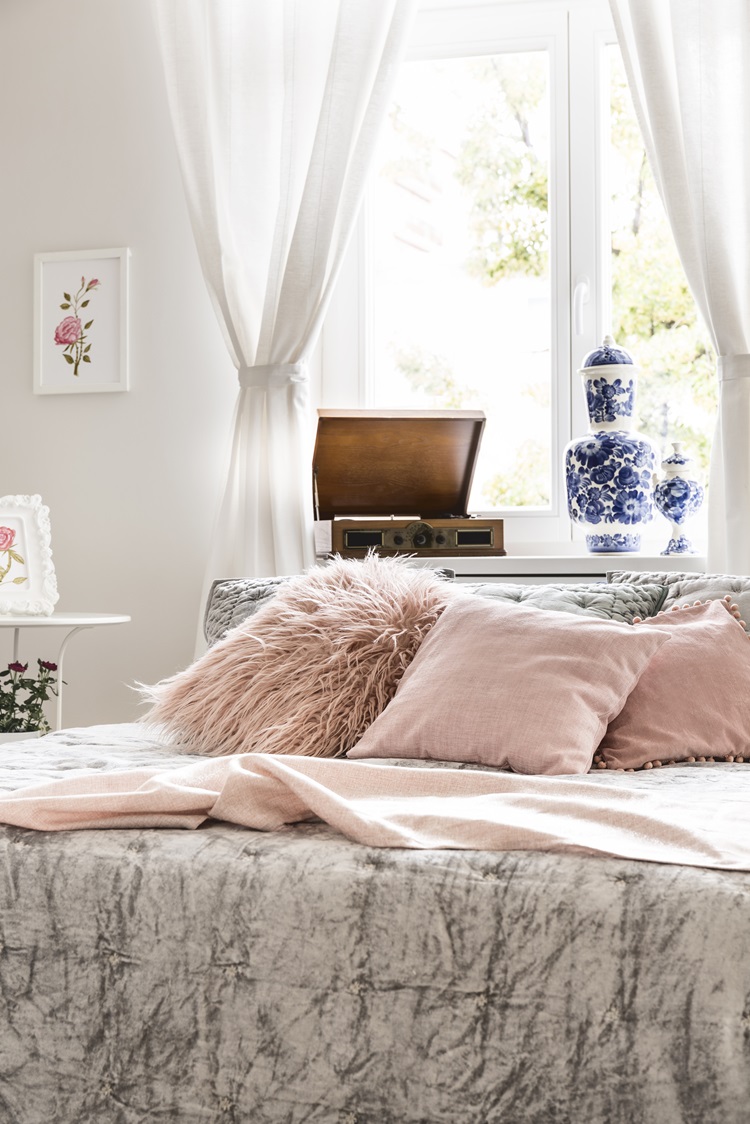 Une chambre à coucher romantique baignée de lumière naturelle