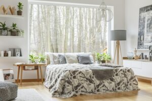 Une chambre chaleureuse et lumineuse décorée de plantes vertes pour une ambiance naturelle