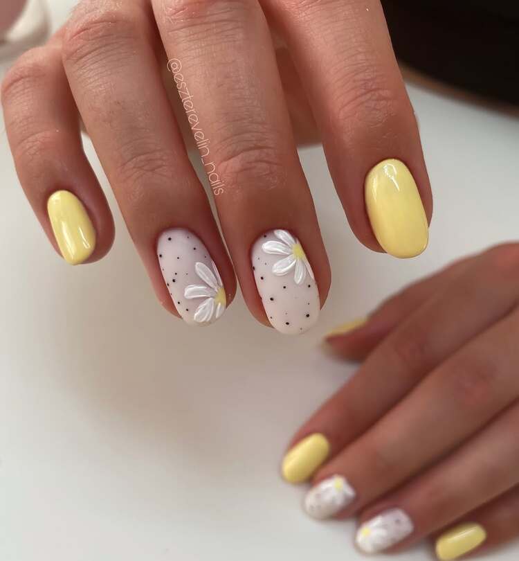 vernis jaune agrémenté de fleurs blanches délicates
