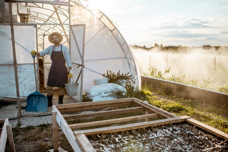 agriculteur sur une terre agricole en plein air