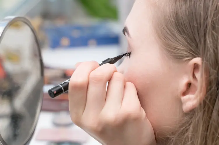 application eyeliner, erreurs à éviter
