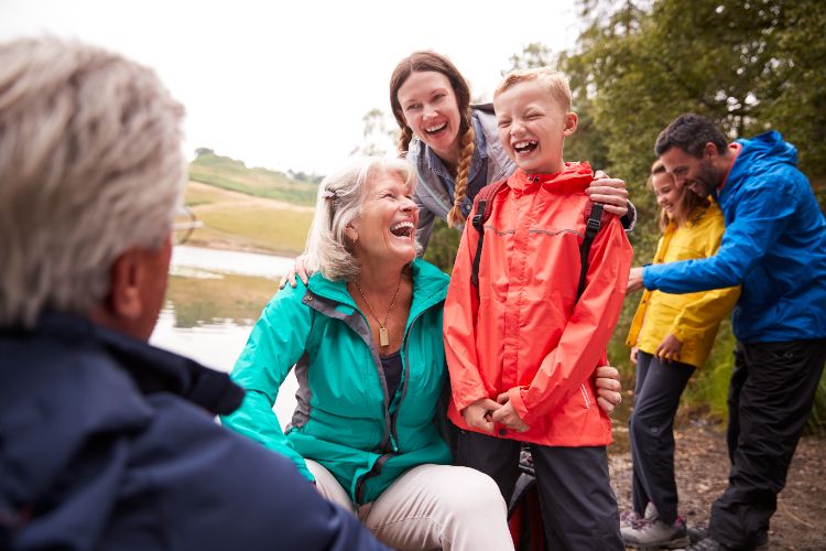 astuces testées et approuvées pour organiser un voyage grand mère et petits enfants réussi