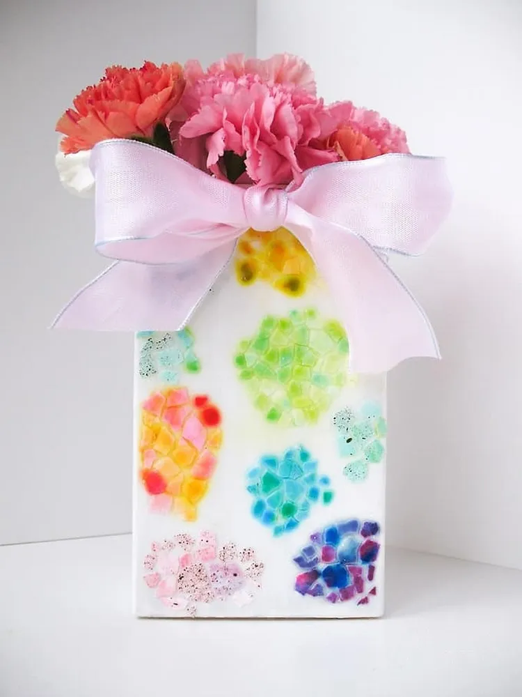 bricolage avec coquilles d'œufs concassés un vase décoré façon mosaique