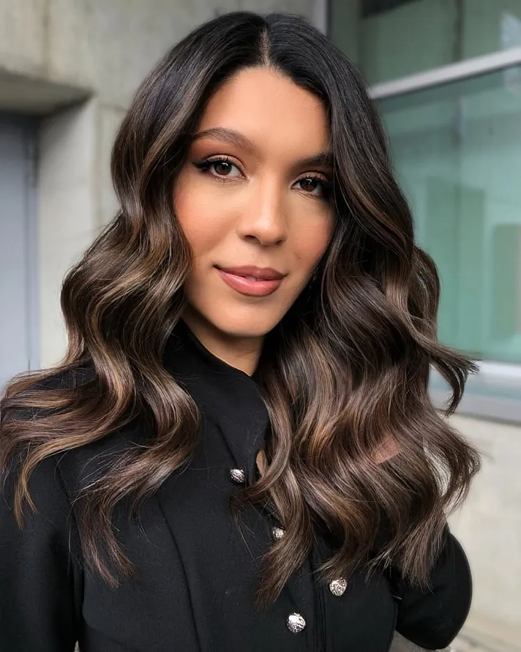 ce printemps 2025 adoptez le balayage quiet luxury sur cheveux bruns