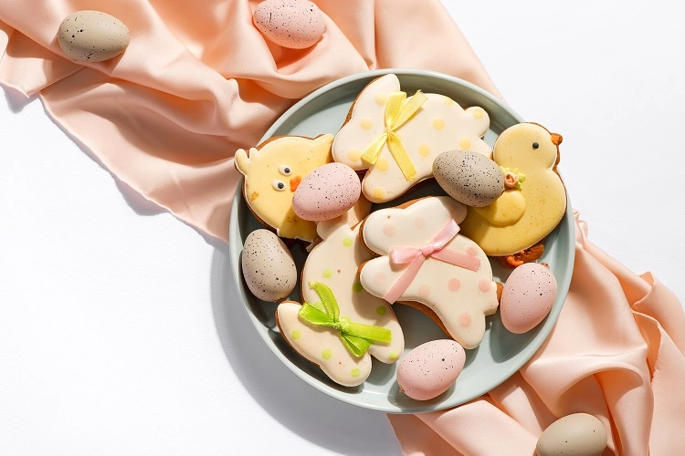 Centre de table pour pâques avec des sablés et des œufs