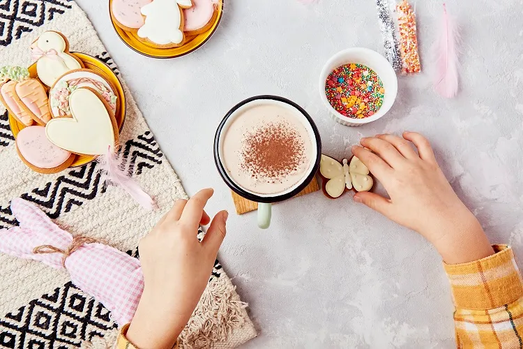 chocolat chaud de pâques avec des oeufs chocolatés en excès