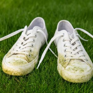 comment enlever une tache d’herbe sur une chaussure blanche