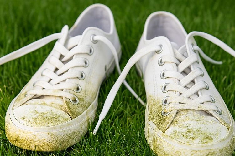 comment enlever une tache d’herbe sur une chaussure blanche