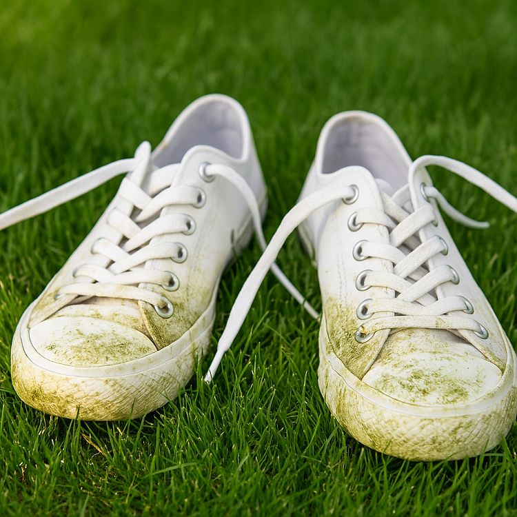 comment enlever une tache d’herbe sur une chaussure blanche