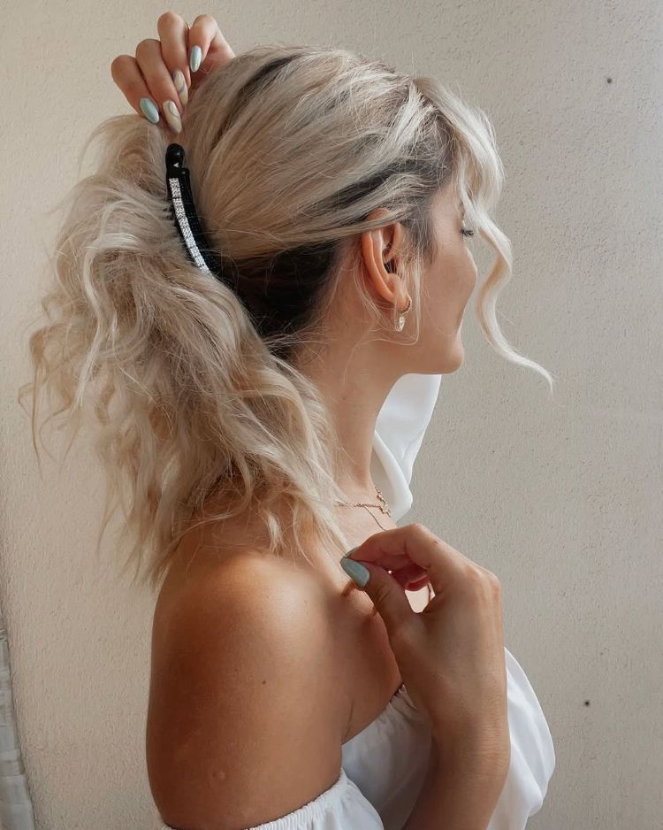 comment porter les pinces banane aujourd'hui pour faire une coiffure moderne d'inspiration rétro