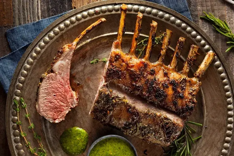 conseils de chefs pour préparer l'agneau de pâques tendre parfait