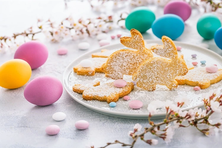 décorer les sablés avec du sucre ou bien de noix de coco rapé