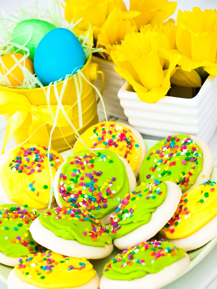 des biscuits pour pâques décorés avec des confettis