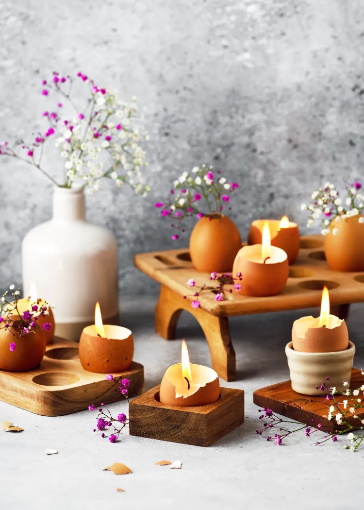 des bougies dans des coquilles d'oeufs vides en tant que décoration diy romantique