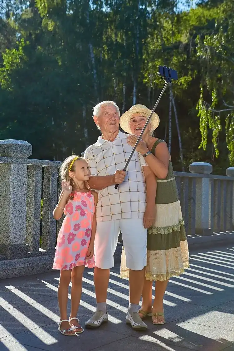 des conseils assurance pour les seniors en vacances