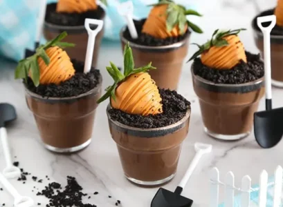 dessert de pâques individuel, pudding au chocolat et aux carottes de fraises