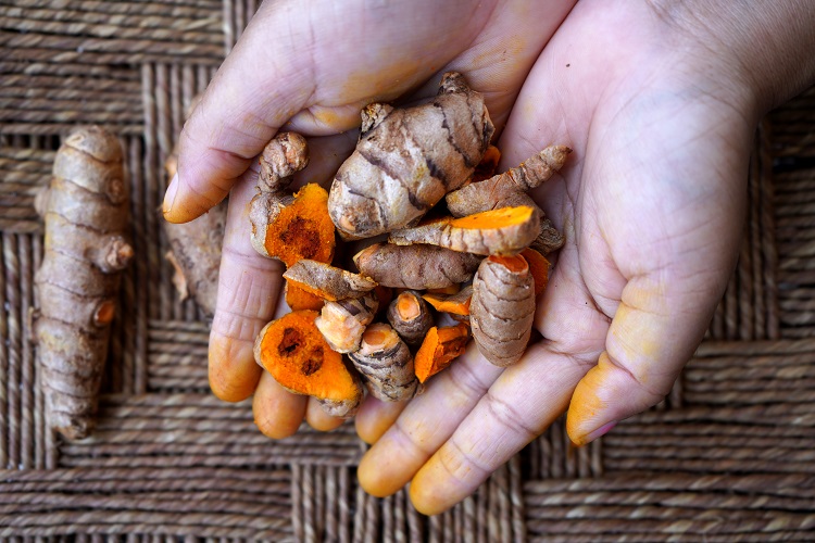 enlever des taches de curcuma sur du plastique