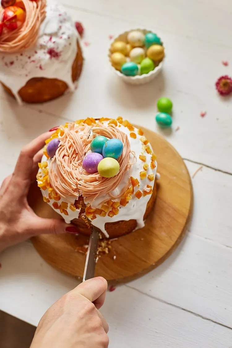 gâteau nid de pâques décoré d'œufs au chocolat colorés