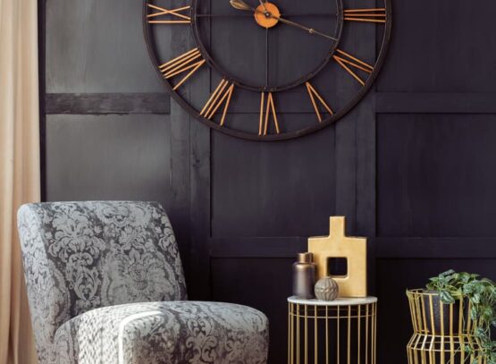 horloge murale tendance dans la salle de séjour