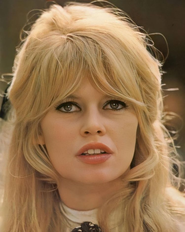 la frange rideau emblématique de brigitte bardot
