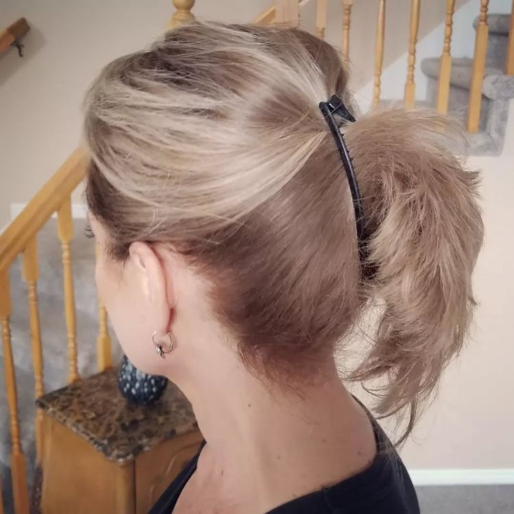 la version rétro d'une coiffure réalisée avec des pinces banane