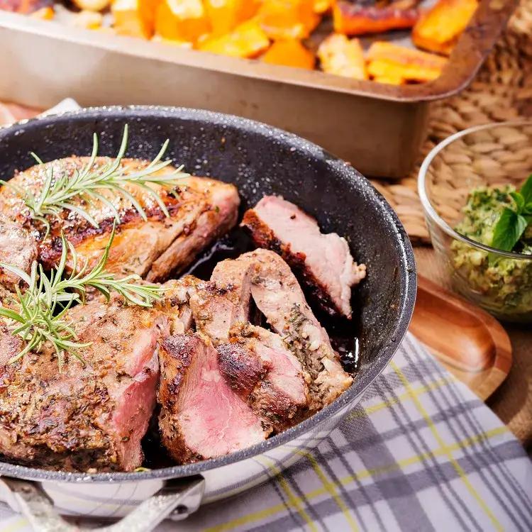 l'agneau rôti classique est un plat préféré pour pâques et toute autre occasion
