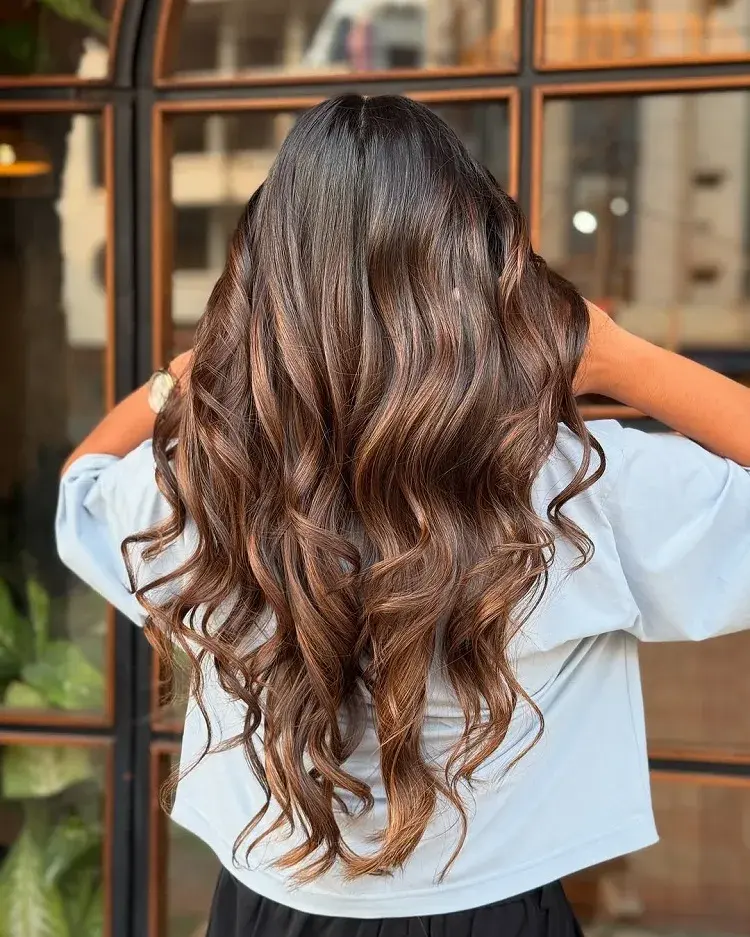 le balayage mocha brown luxueux sur cheveux bruns