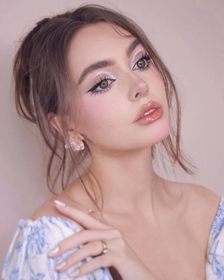 le teint façon peau nue et parfaitement hydratée est à la base du maquillage douyin emblématique