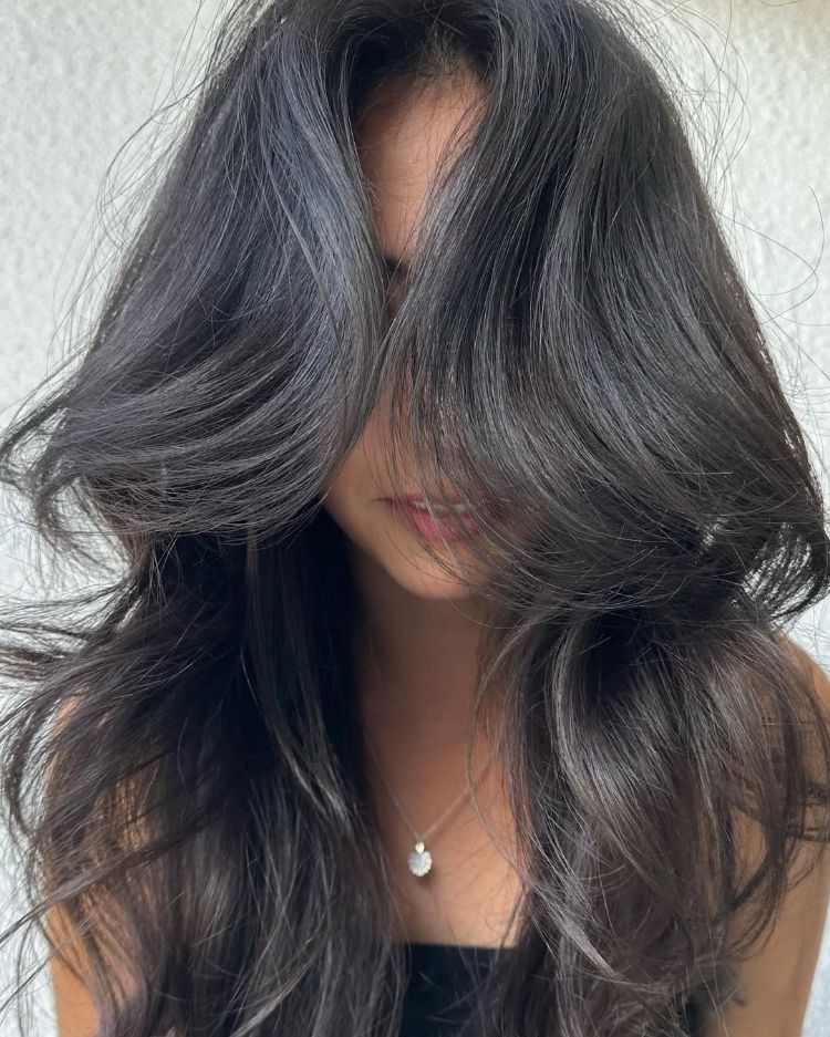 les cheveux effilés en plumes en version moderne et plus décontractée