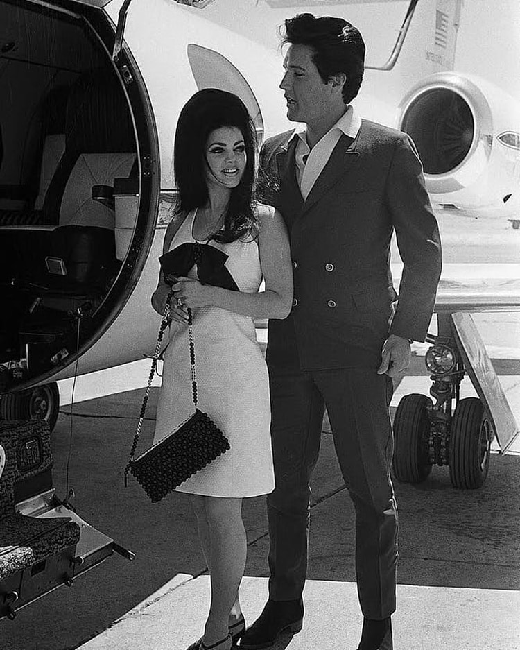 les cheveux extra crêpés et volumineux de priscilla presley