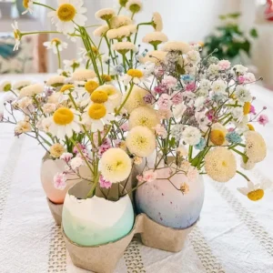 mini vases pour les fleurs de printemps à faire avec des coquilles d'oeufs vides