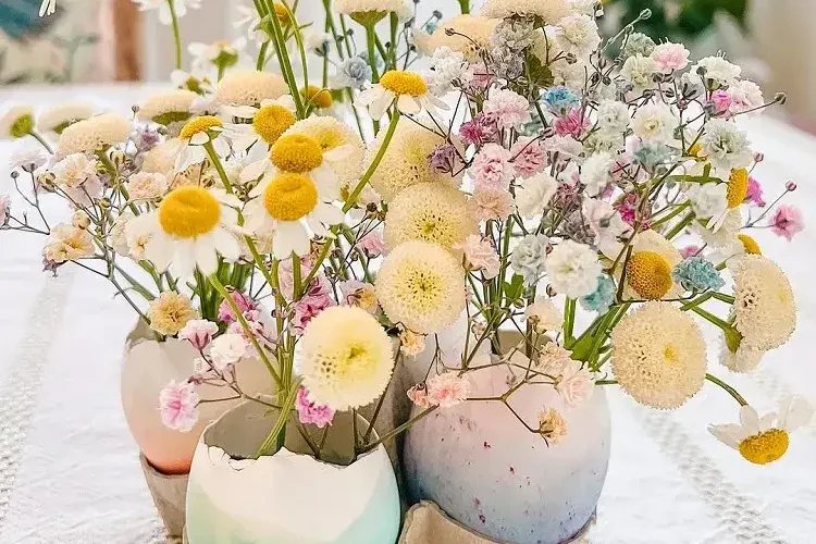 mini vases pour les fleurs de printemps à faire avec des coquilles d'oeufs vides