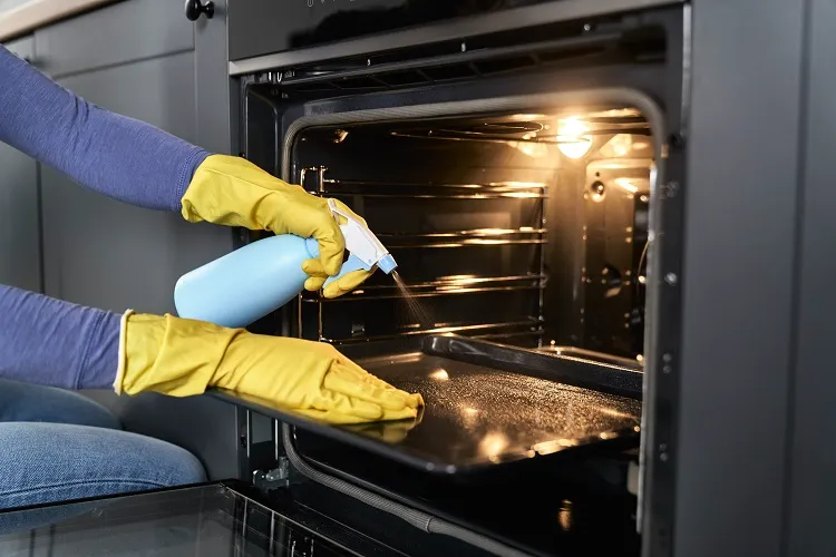 nettoyer les graisses brûlées et les éclaboussures du four