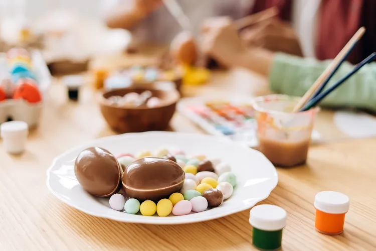 organiser un atelier créatif pour les enfants avec des œufs de pâques en chocolat