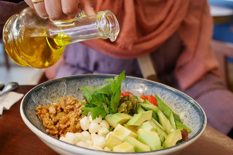 peut on consommer l'huile d'olive périmée et qu'en faire avec