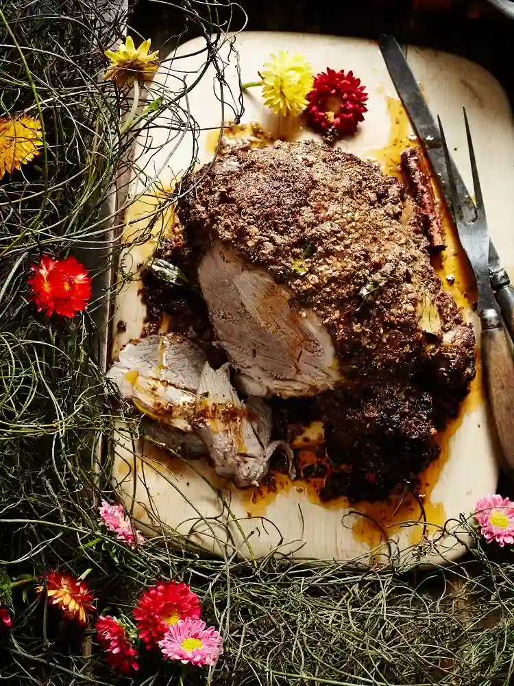 préparer l'agneau de pâques tendre et croustillant avec une croûte de chapelure d'herbes délicieuse