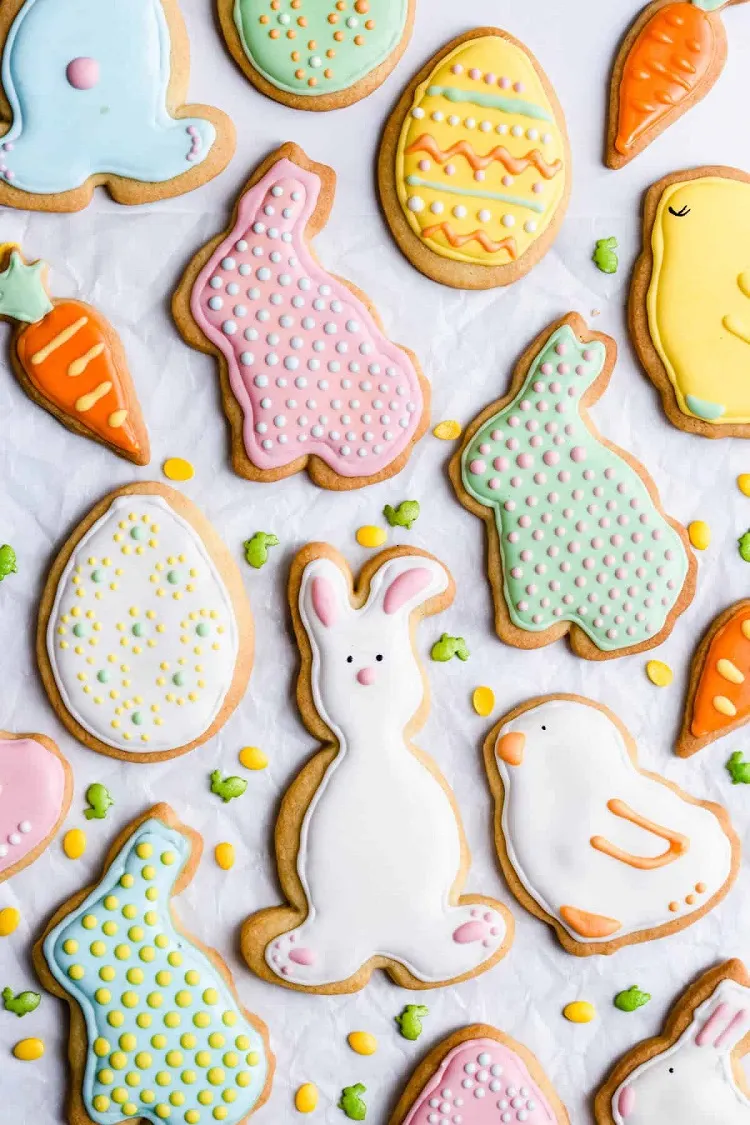 recette clasique pour les sablés de pâques avec du glaçage simple aux couleurs pastel