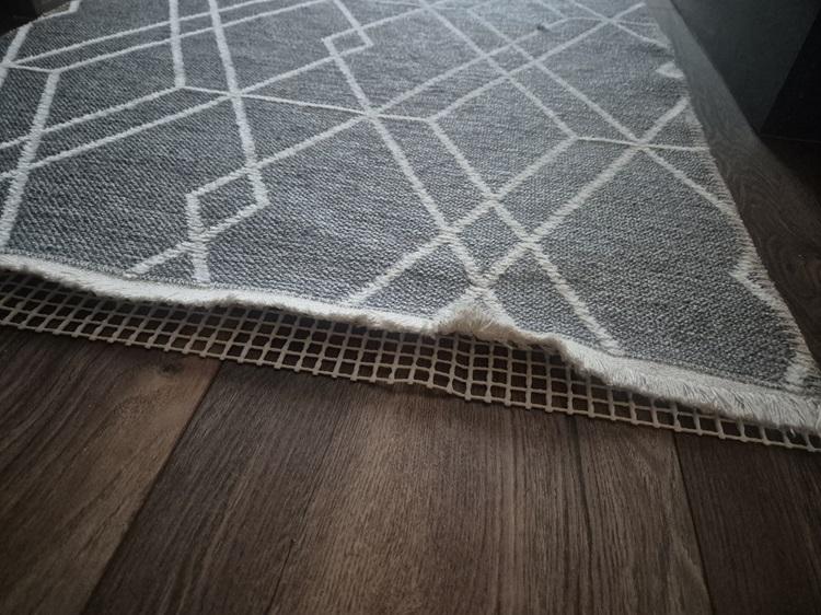sous tapis antidérapant pour empêcher le tapis de s'enrouler