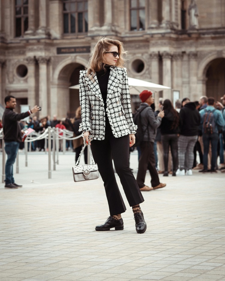 tenue noire avec un blazer en tweed