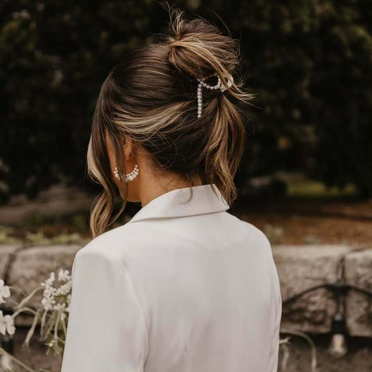coiffure décontractée mais raffinée qui incarne le mieux le chic sans effort
