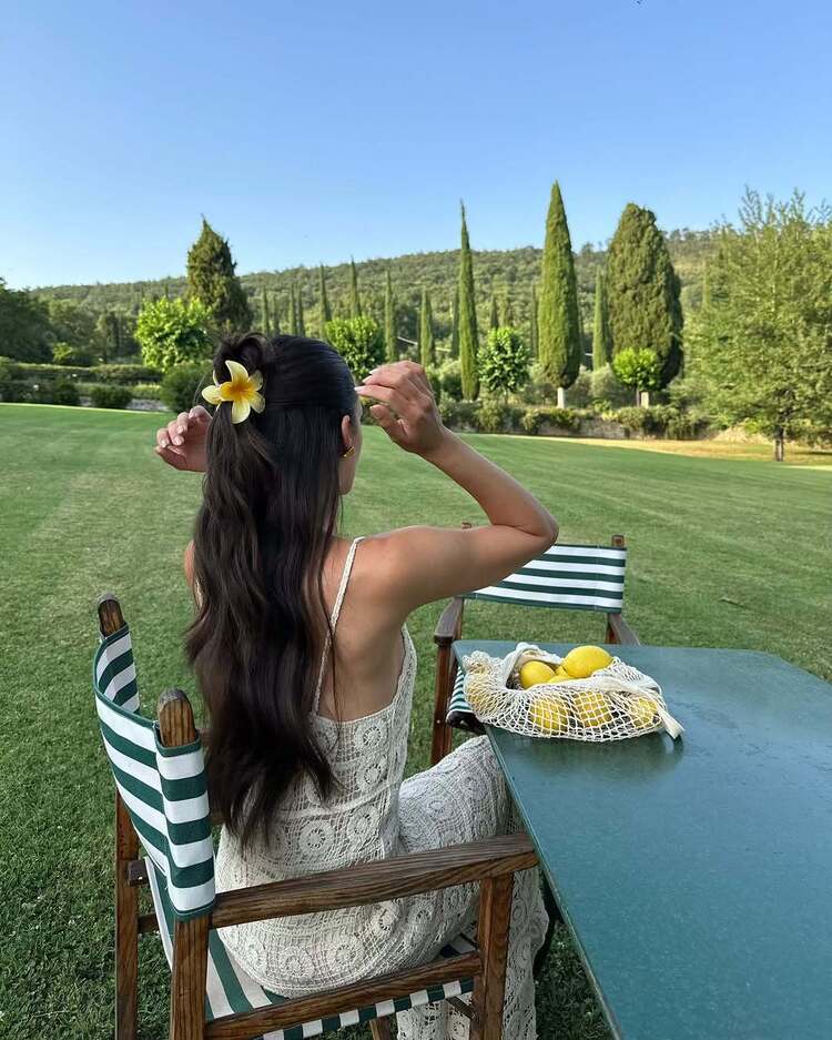 coiffure naturelle et poétique idéale pour la saison estivale