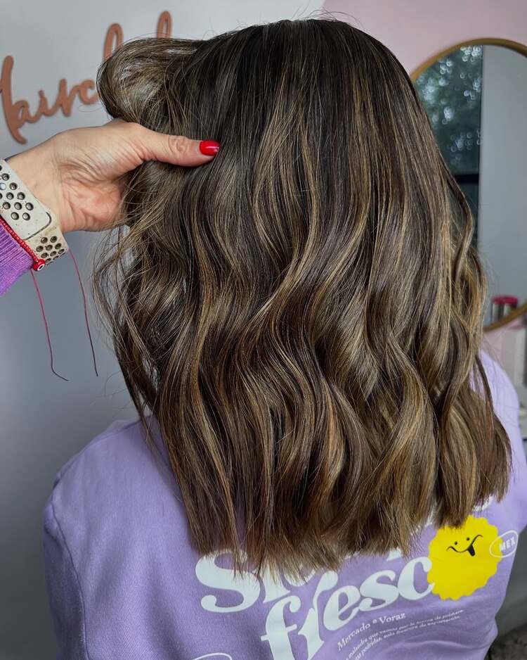 couleur marron chaud rehaussée de babylights miel un rendu subtil mais dynamique