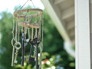 diy carillon à vent avec clés recyclées à accrocher sur la véranda