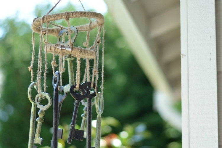 diy carillon à vent avec clés recyclées à accrocher sur la véranda