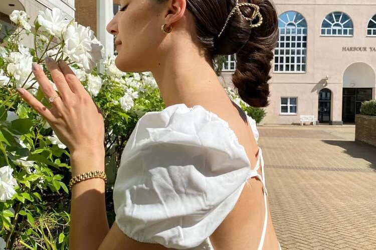 idée de coiffure tendance avec une pince pour cheveux longs et épais